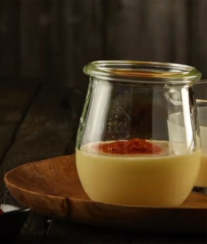 Vierte leche condensada en una taza pequeña, añade la pimienta y mezcla.