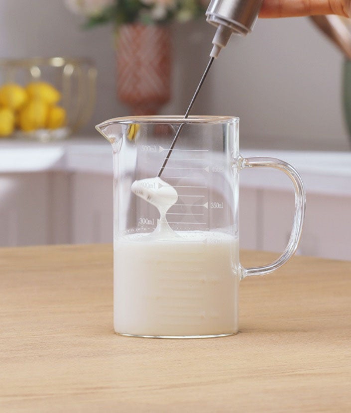 Espuma la mezcla de leche con un espumador manual.