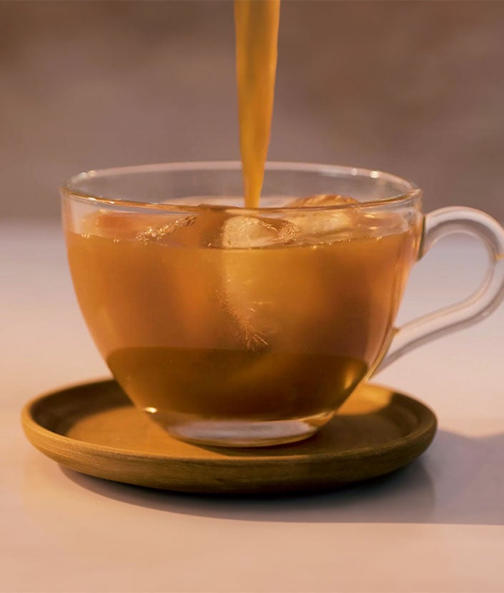 Vierte la infusión en un vaso lleno de hielo.