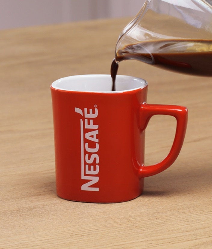 Vierte la mezcla de café en una taza.