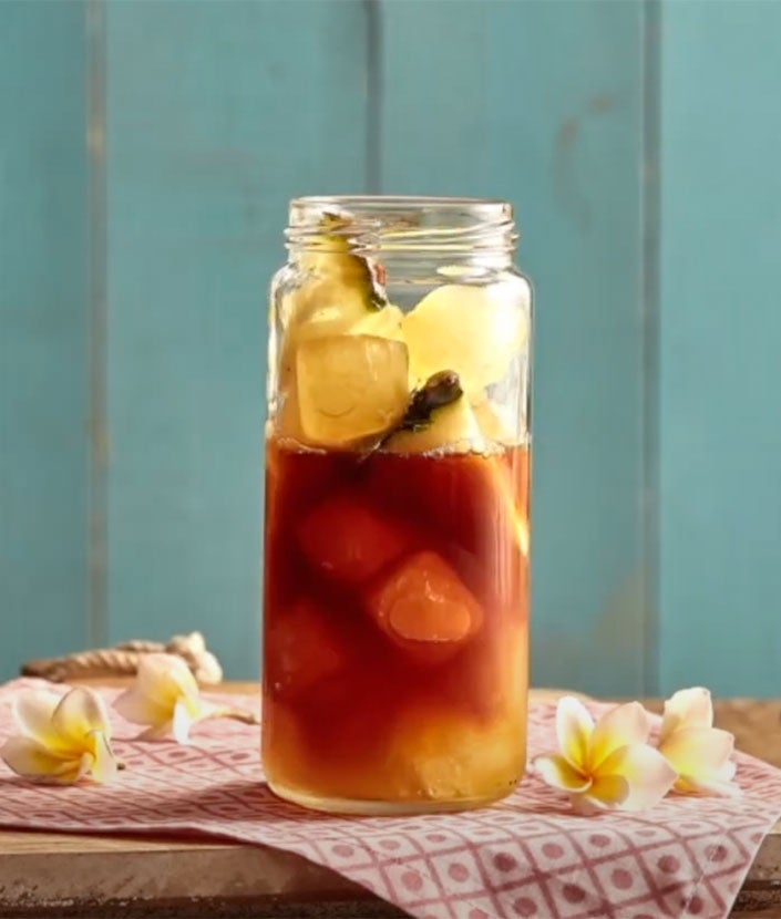 En un recipiente aparte, añade los cubos de hielo