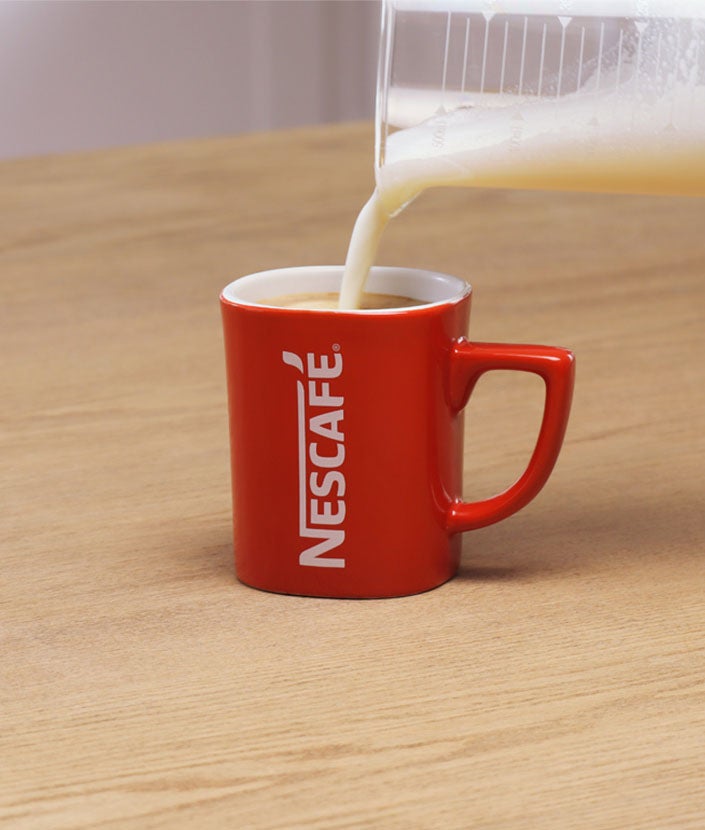 Vierte la leche espumada en la taza