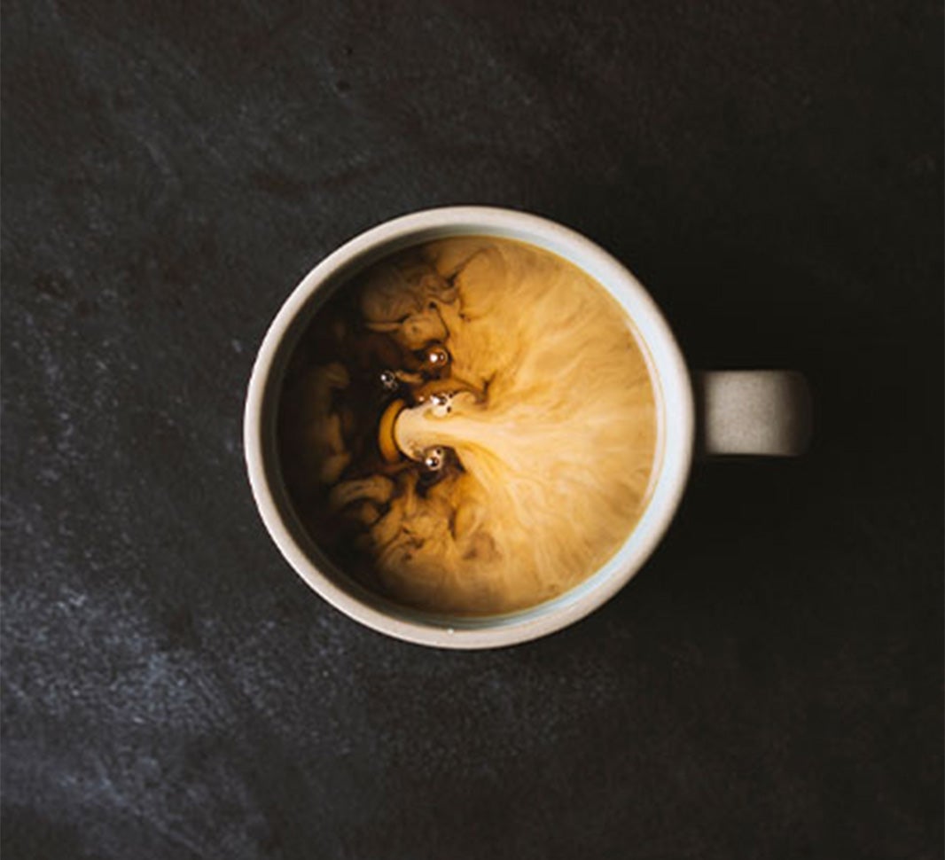 Taza de café cortado preparado con NESCAFÉ®