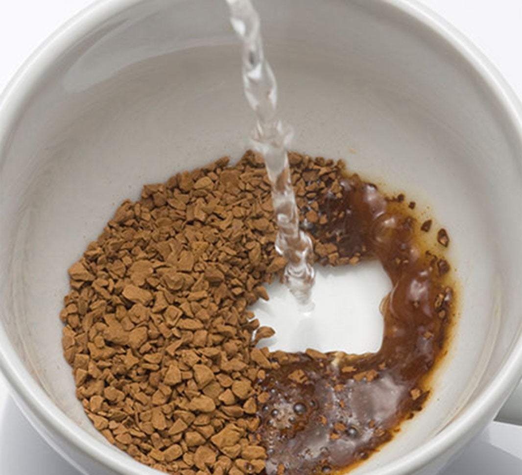 Taza de café expreso en proceso de elaboración