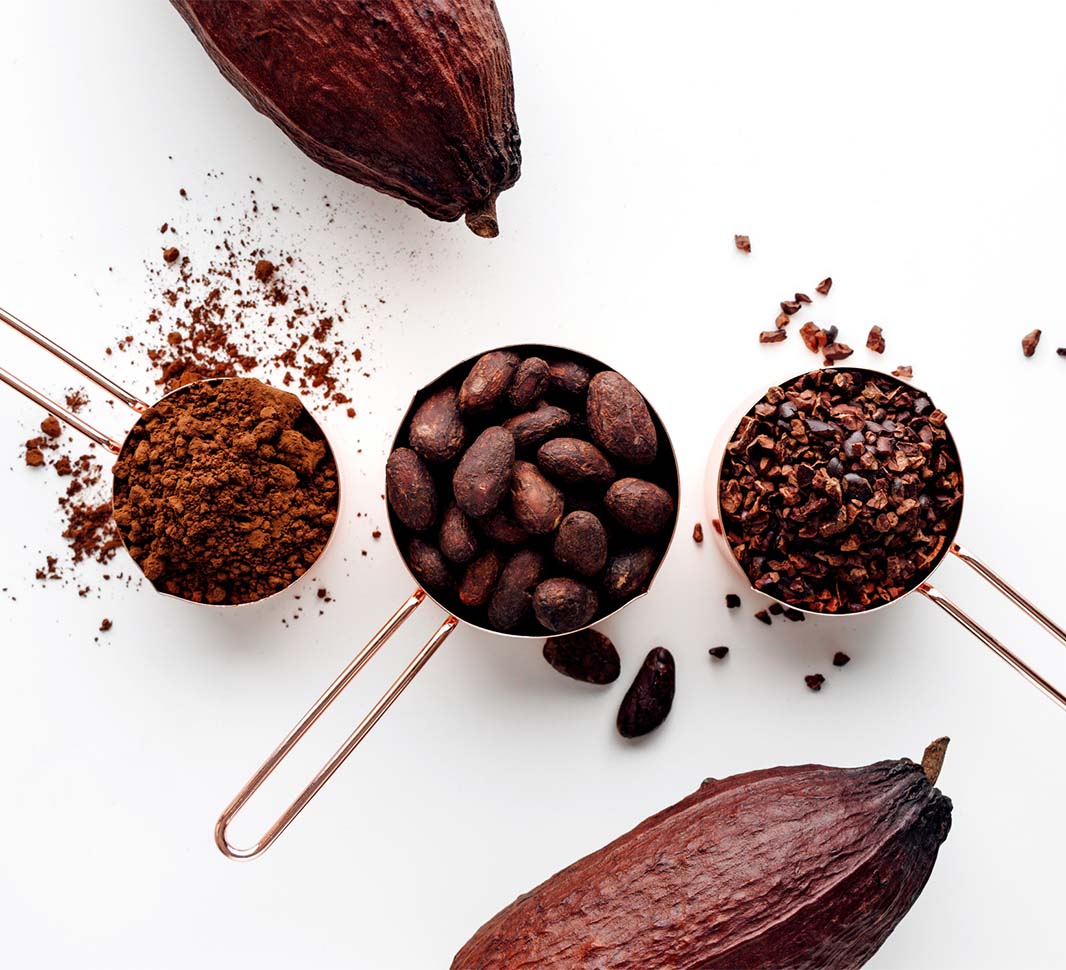Diferentes granos de café servidos sobre una mesa
