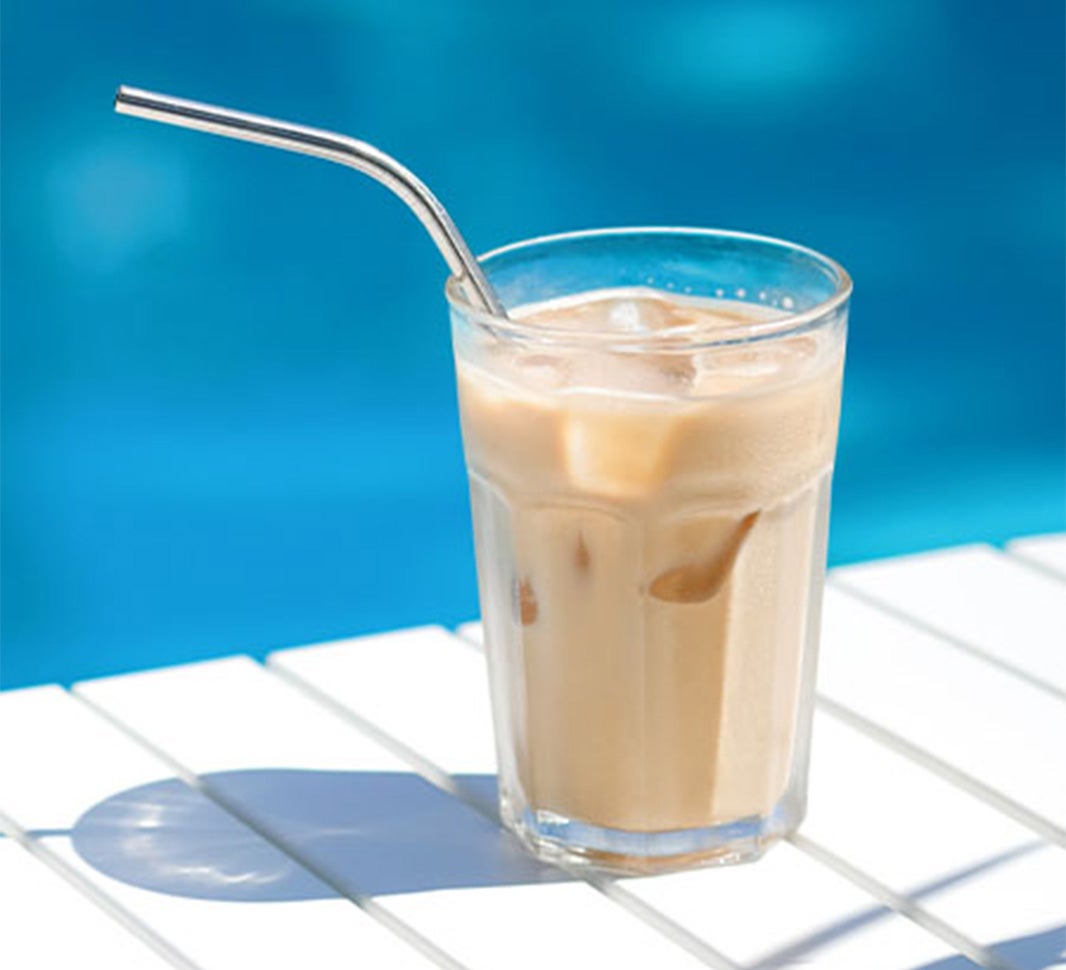 Refresca tus vacaciones junto a la playa con una limonada NESCAFÉ® Tradición