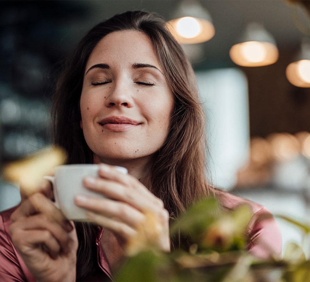 Mujer disfrutando de una taza de café soluble