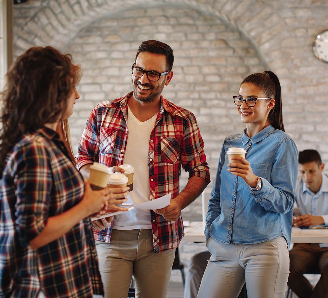 Personas en una reunión de trabajo compartiendo un café