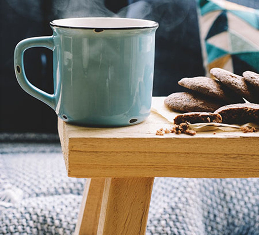 Con NESCAFÉ® Tradición prepara una taza de café y galletas moka y ponle pausa tu día