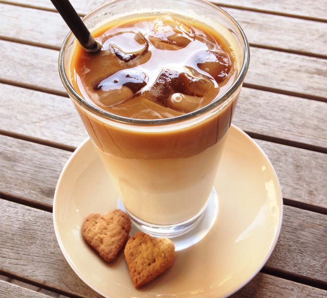 Una taza de café de temporada especial para el calor