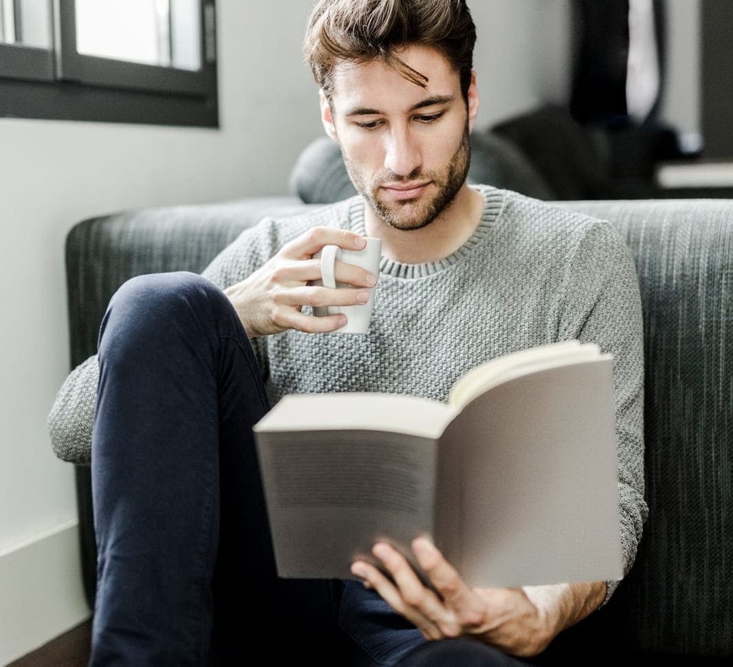 Opciones de libros para leer mientras tomas una taza de café