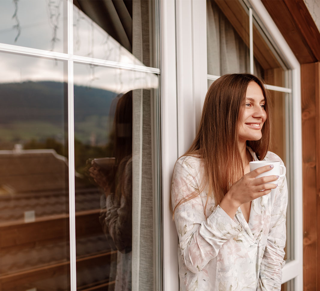 Mujer tomando café en la mañana