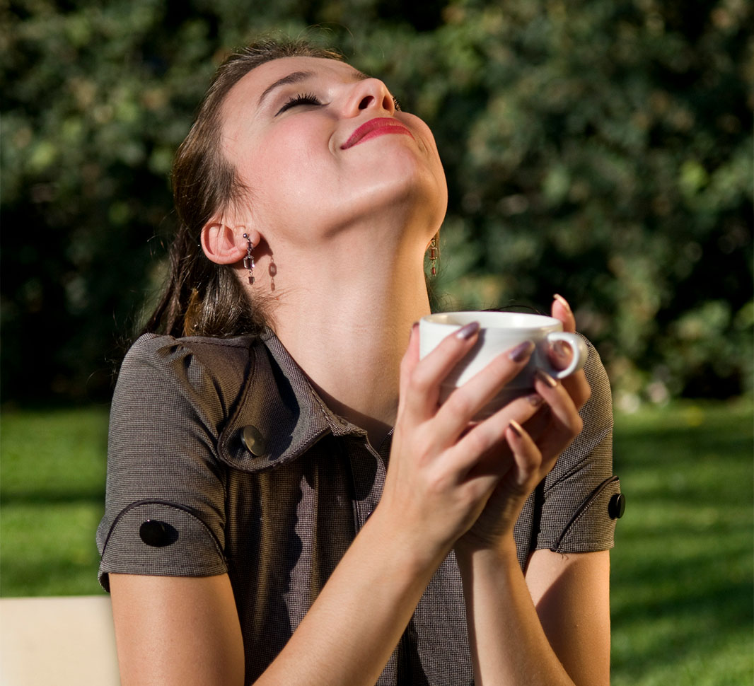 Mujer tomando café mientras busca inspiración