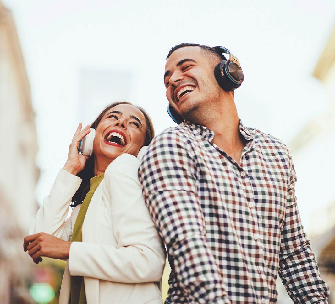 Mujer escuchando música acostada en discos