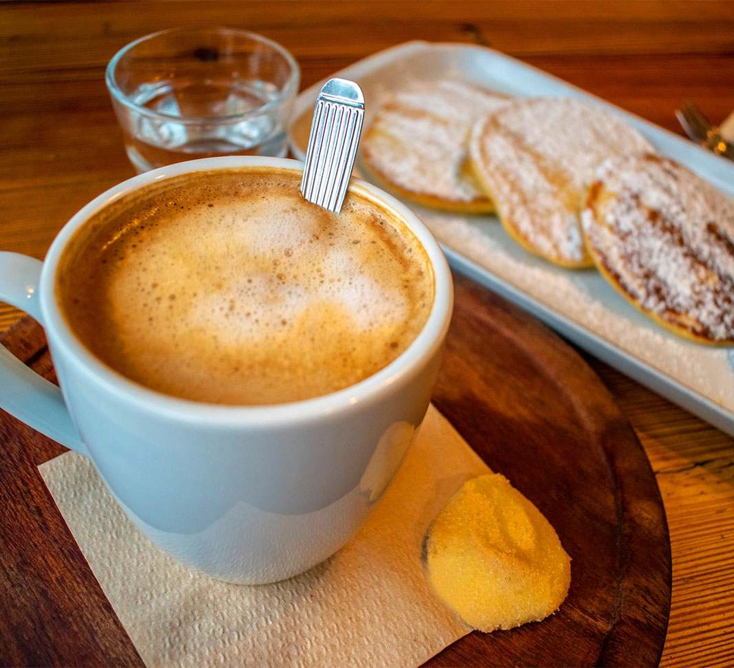 Café con panes dulces en la mesa  