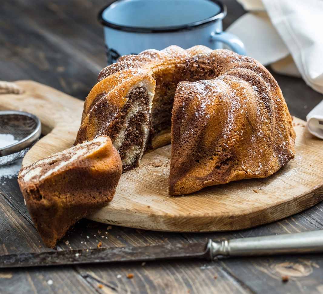 Torta cortada con un café al lado 