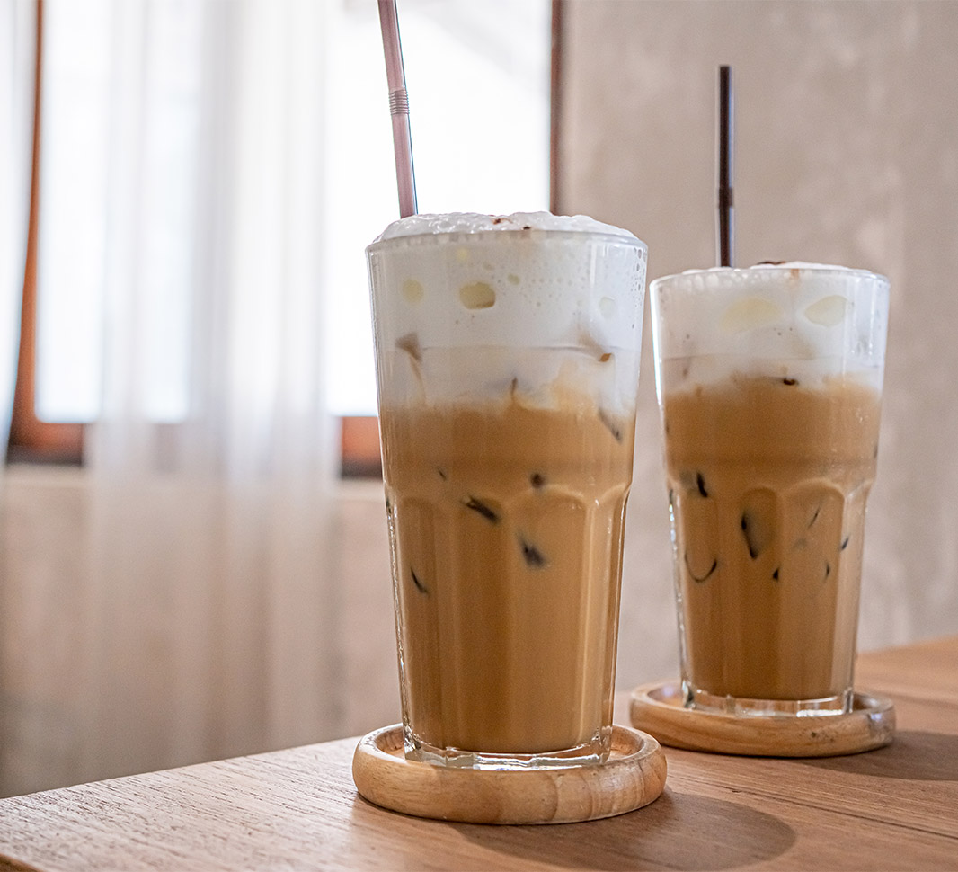 Dos cafés fríos servidos en la mesa