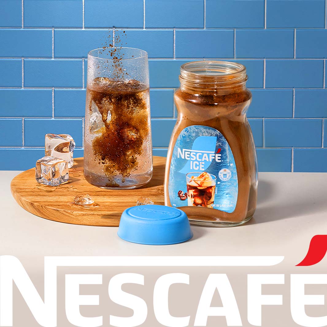 Una lata de café Nescafé y un vaso de café frío