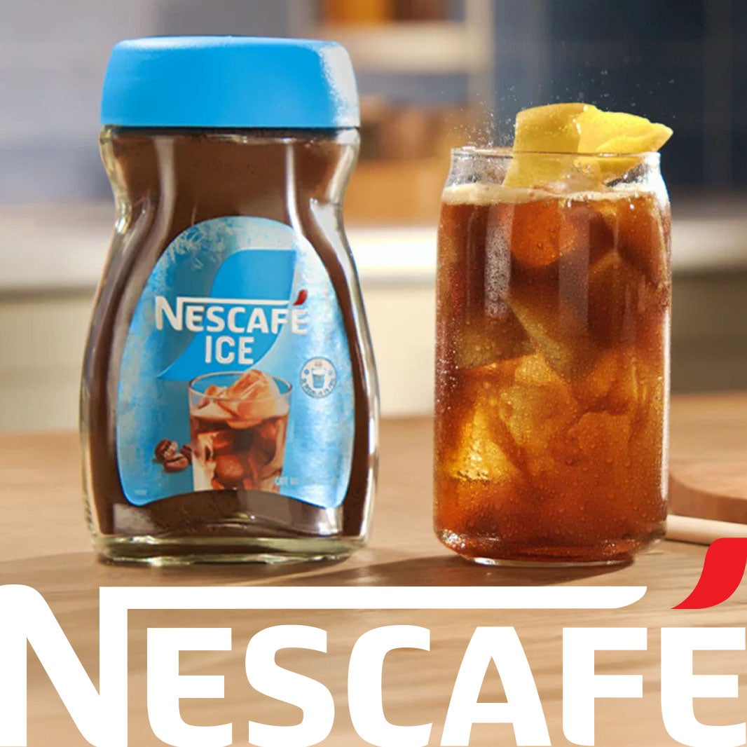 Una lata de café Nescafé y un vaso de café frío