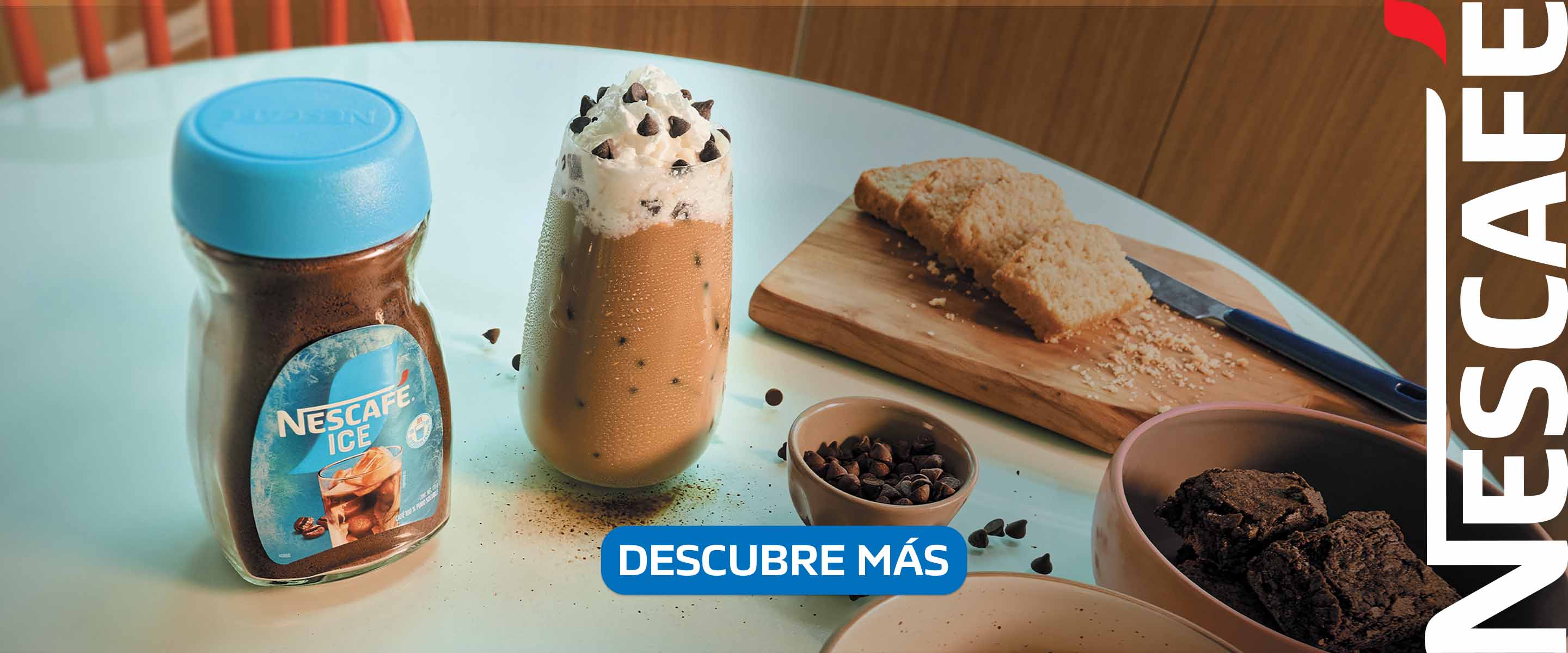 Bebida fría de café NESCAFÉ® ICE en vaso de vidrio, con pitillo rojo y lista para ser degustada.