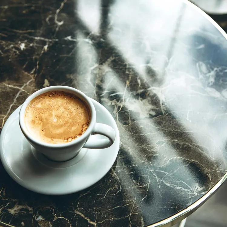 Un café con sal en una mesa listo para ser consumido