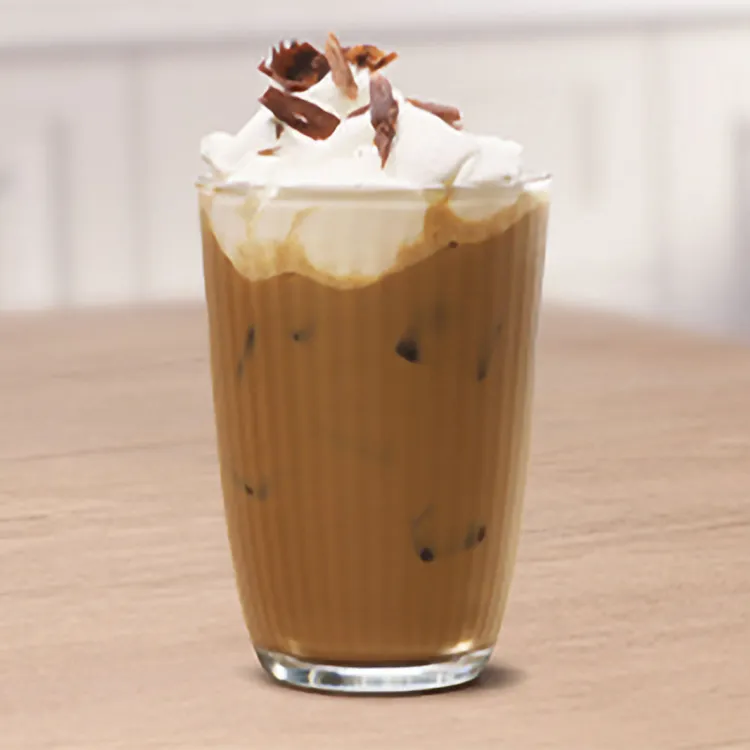 Una licuadora con un frappuccino en preparación 