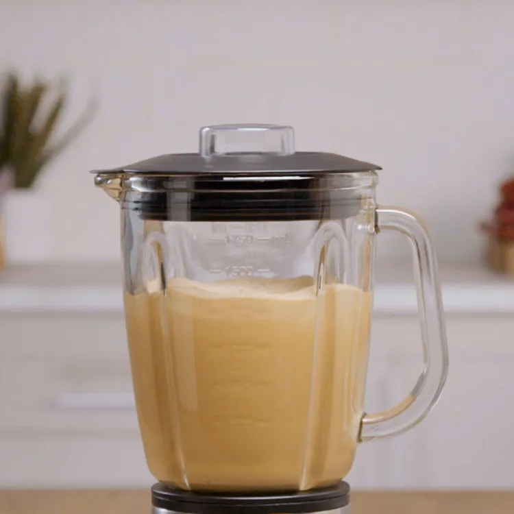 Una licuadora con un frappé en preparación con NESCAFE