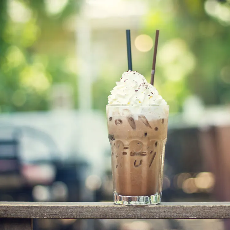 Una malteada de café como sobremesa después de un postre