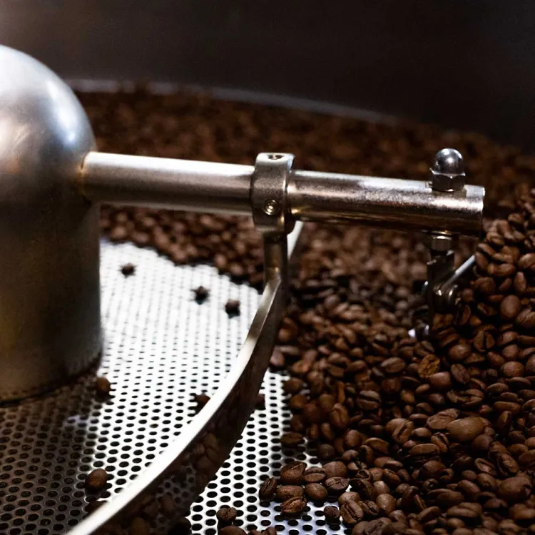 El proceso del tostado de las semillas de café desde adentro