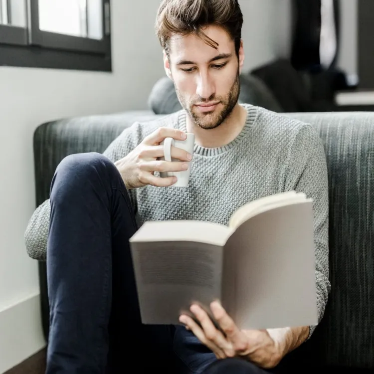 Opciones de libros para leer mientras tomas una taza de café