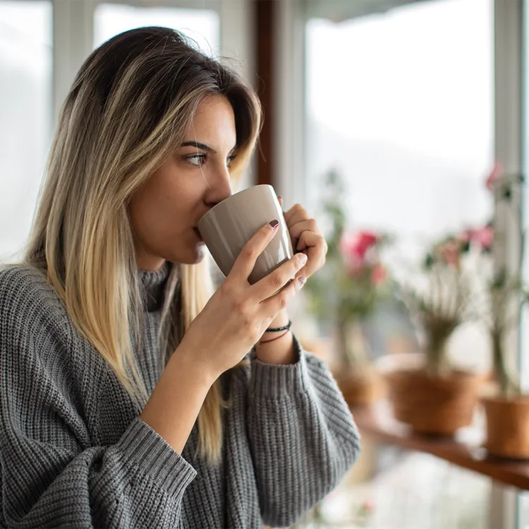 Mujer tomando café sin azúcar