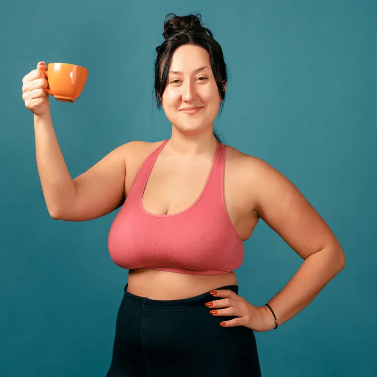 Mujer tomando una taza de café en ayunas antes de hacer ejercicio
