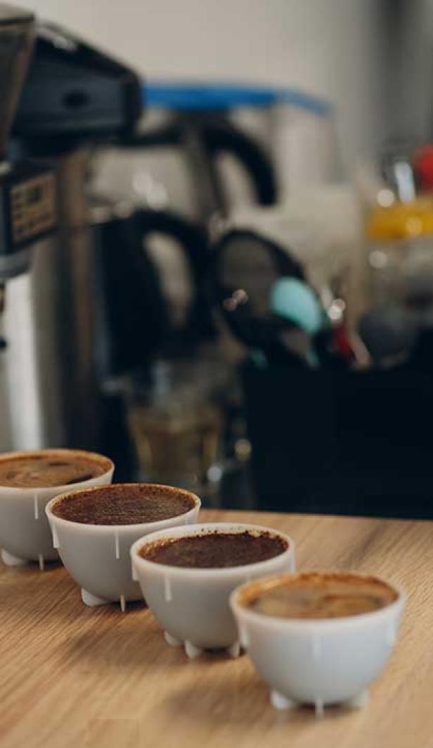 Una persona preparando diferentes tipos de café con sal