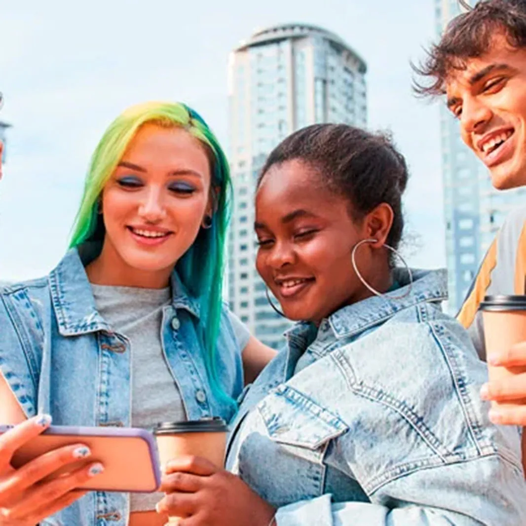 Amigos-sosteniendo-una-taza-de-café-y-mirando-un-celular