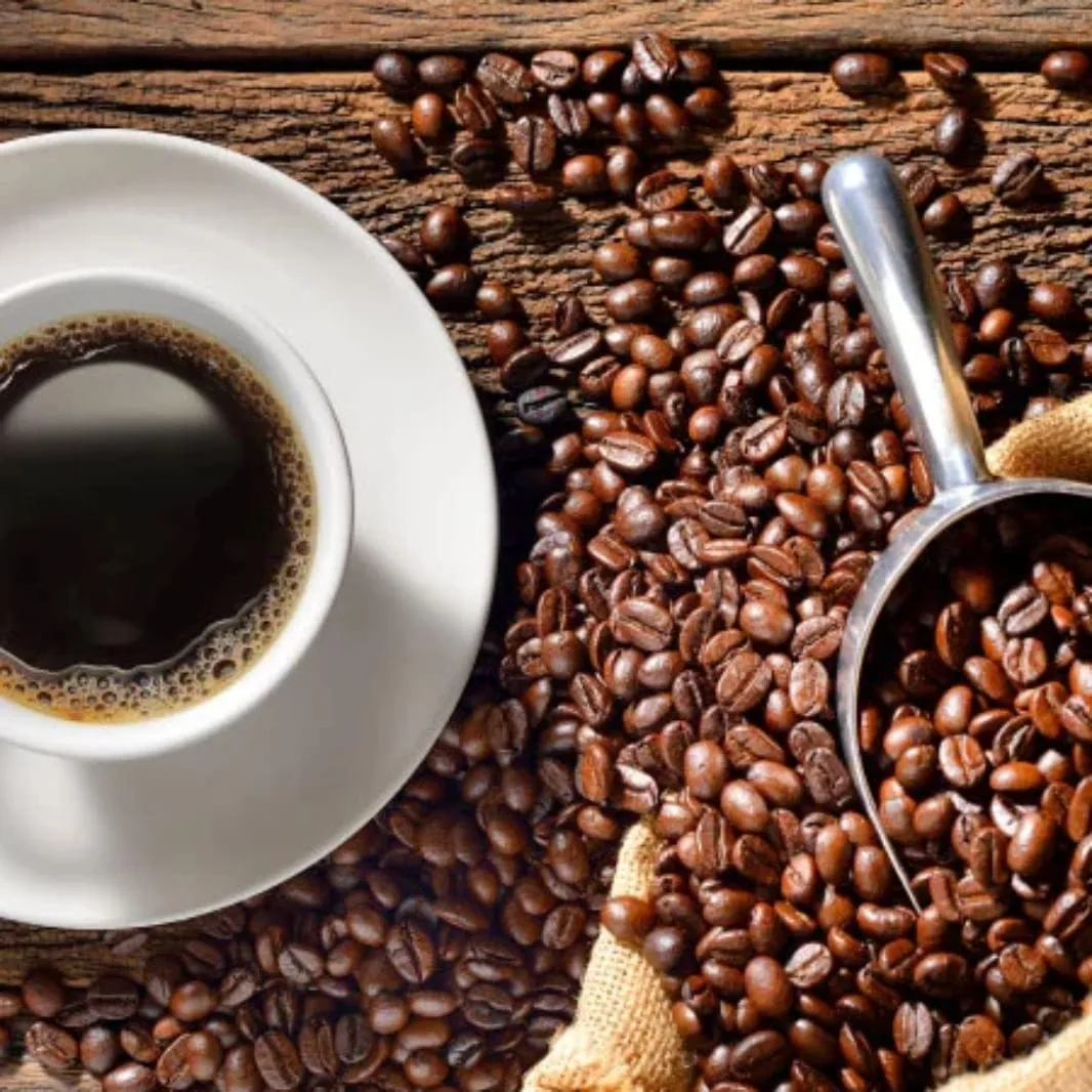 cafe en taza y granos de cafe