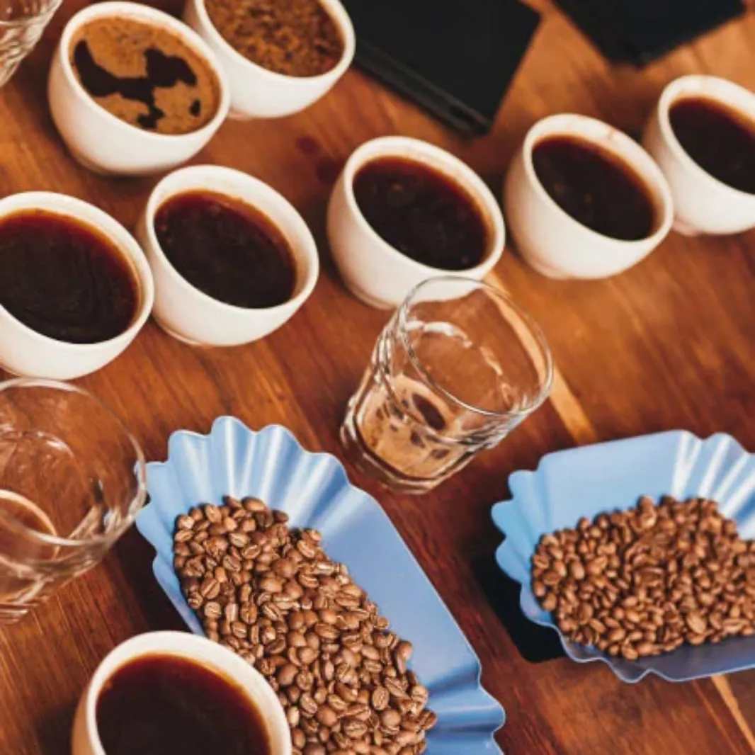 mesa con infusión y granos de cafe en recipientes