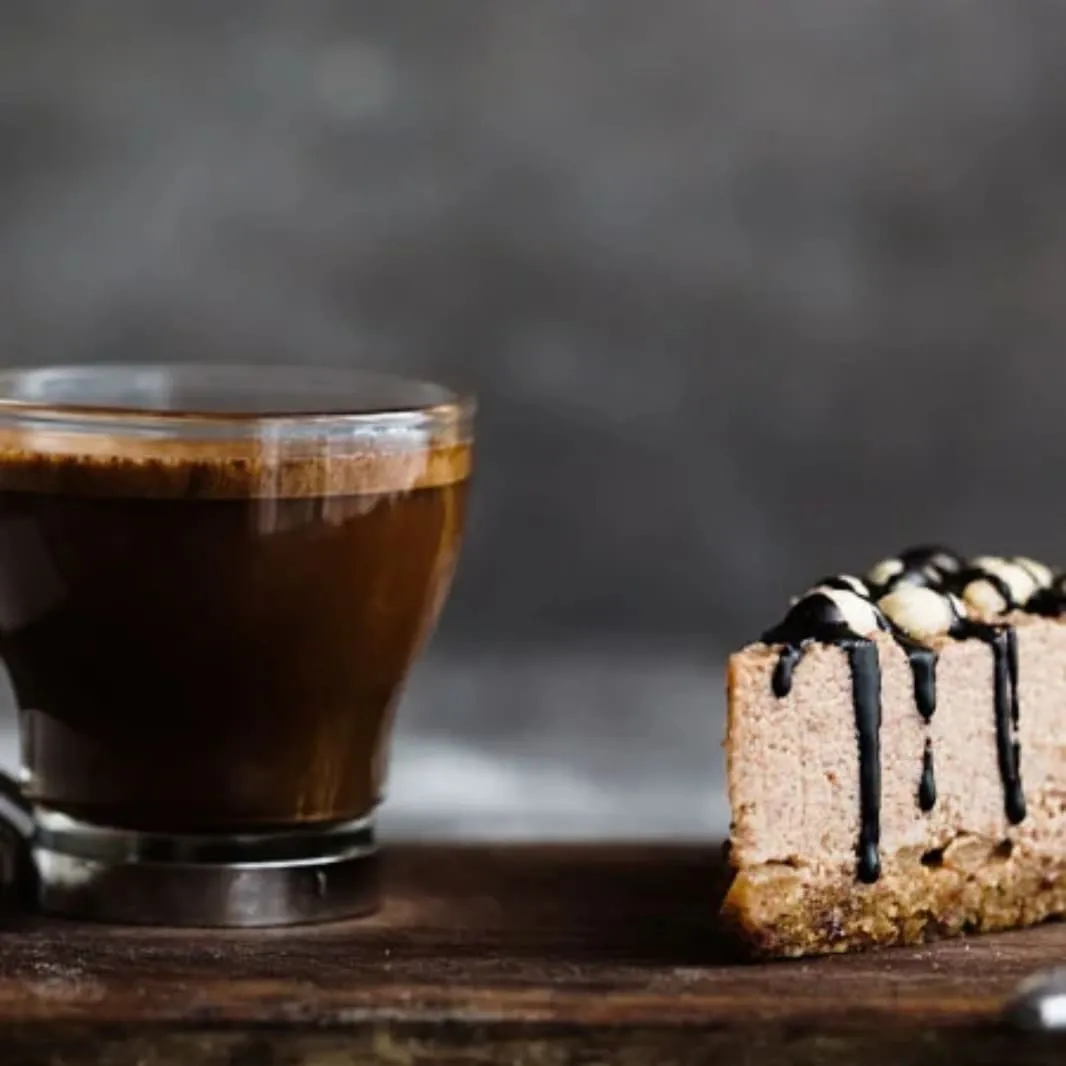 cafe-en-vaso-de-vidrio-y-torta-de-cafe