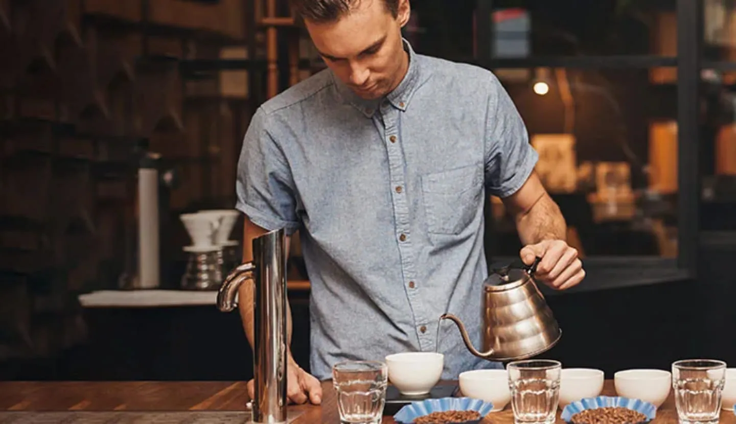 hombre oliendo taza blanca con cafe desktop