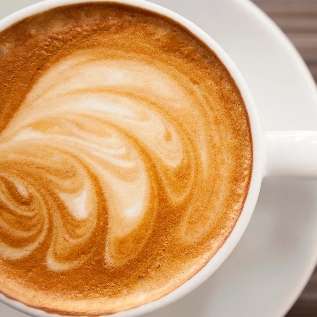 Un café con leche, opción ideal del café para el desayuno