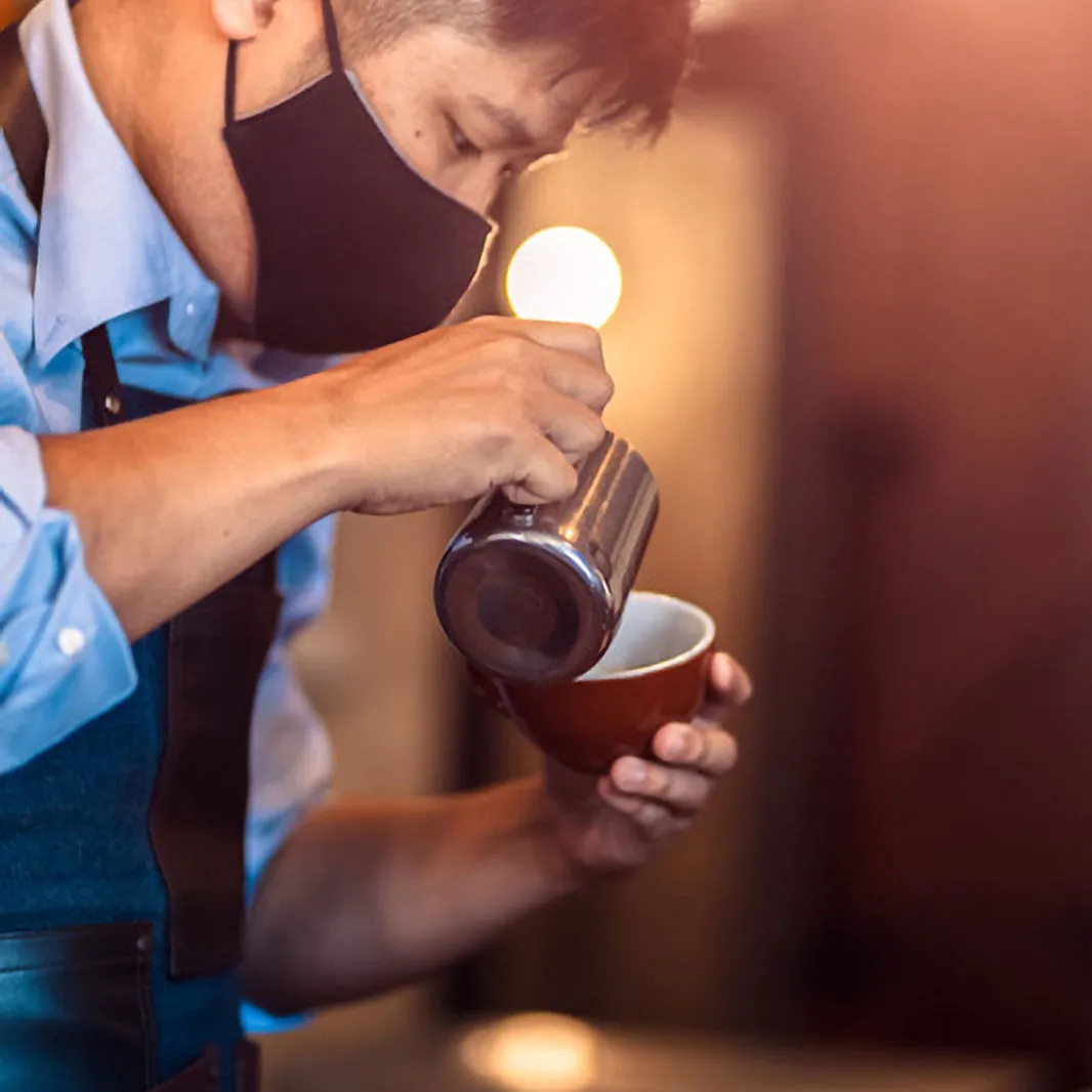 Una persona preparando un carajillo 