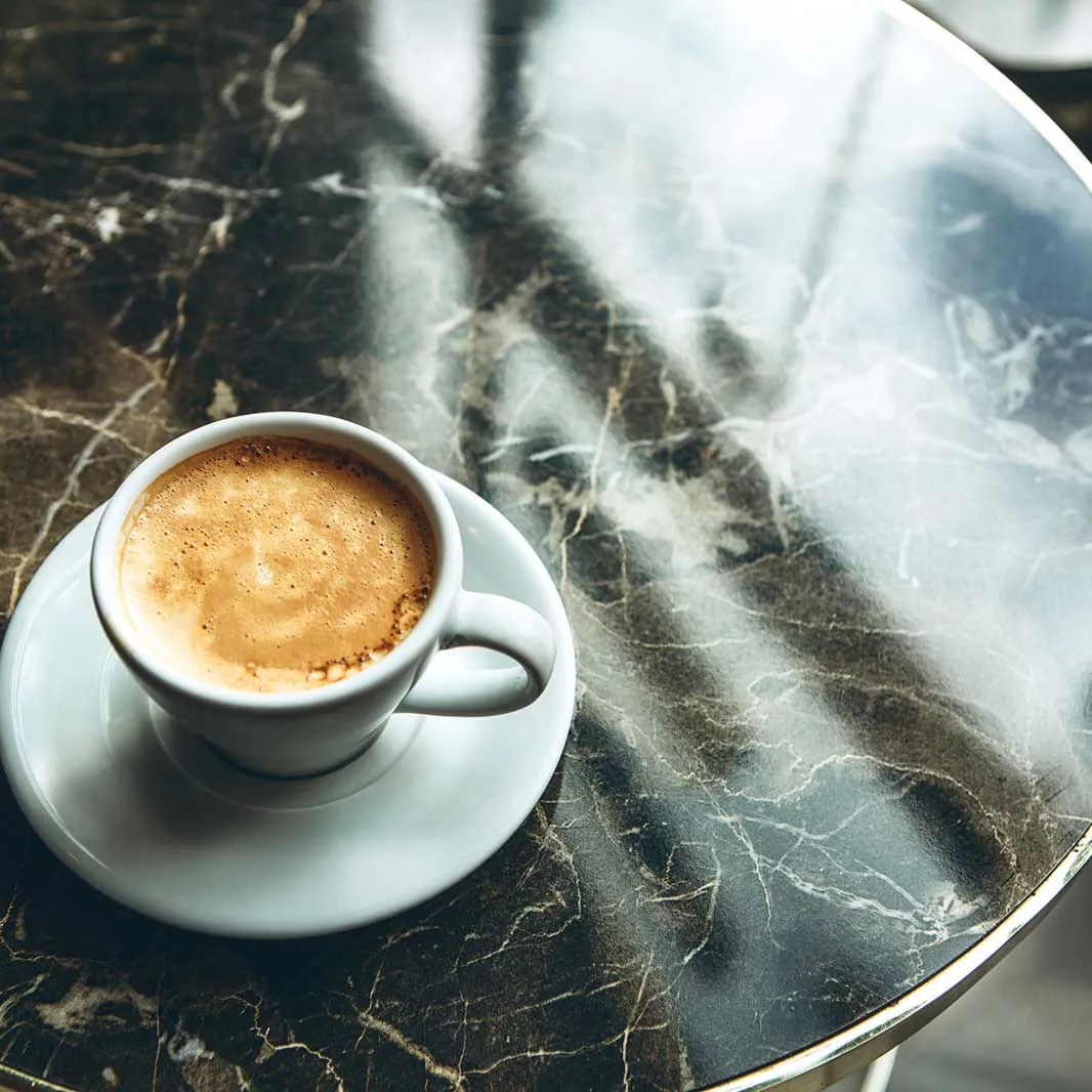 Un café con sal en una mesa listo para ser consumido