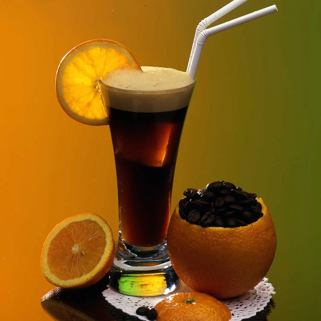 Un coctel de café cítrico con naranja sin alcohol 