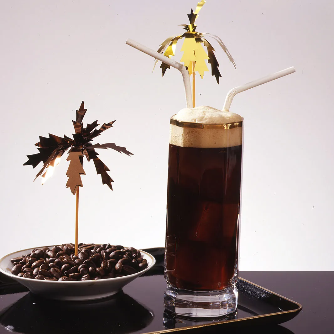 Un coctel de café tropical sin alcohol con figuras de palmeras