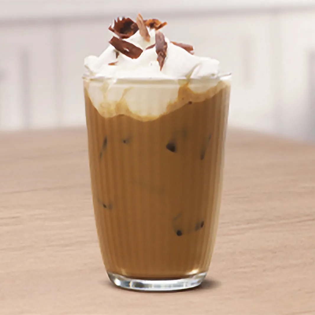 Una licuadora con un frappuccino en preparación 