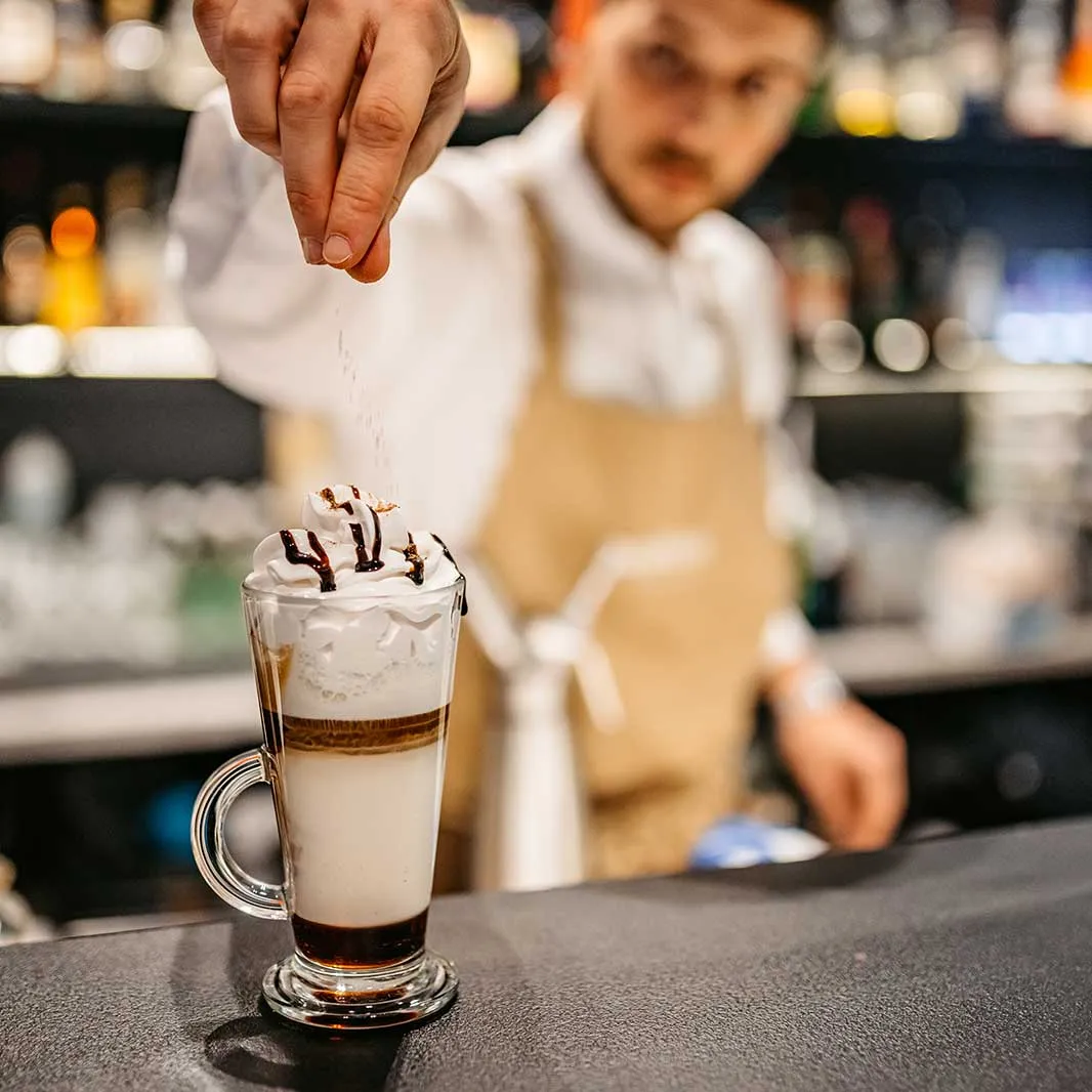 Una licuadora con un frappuccino en preparación 