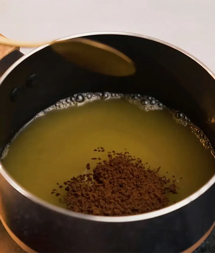 Agrega NESCAFÉ® Artesano Antioquia y añade él azúcar.