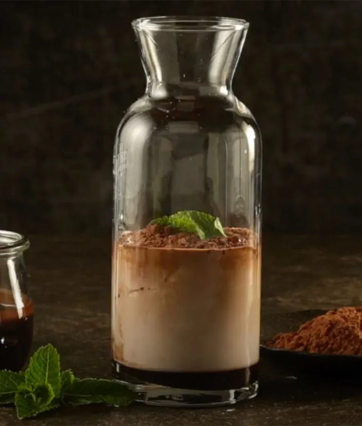 Botella de vidrio que con un batido de café