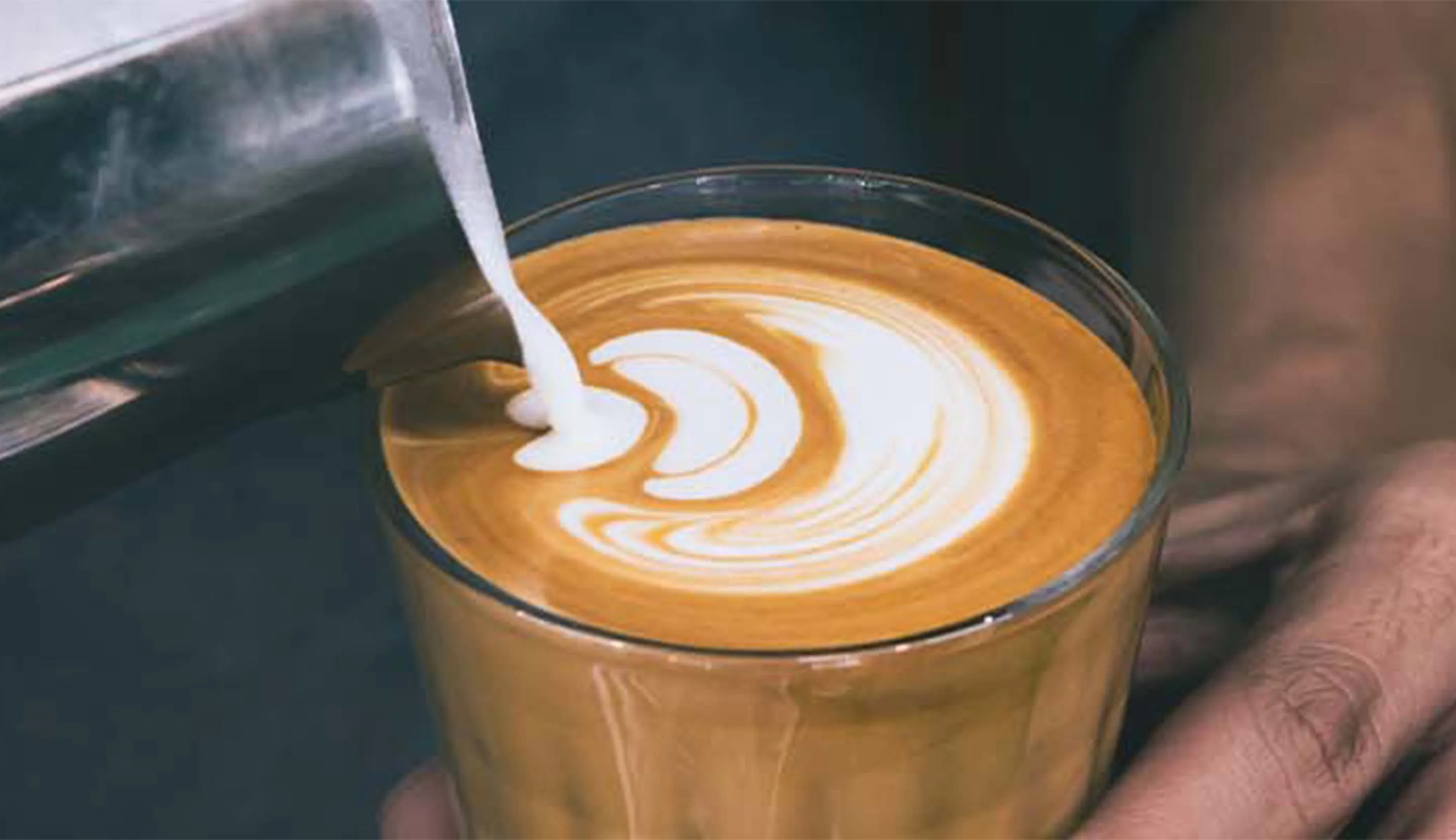 Hombre sirviendo un café cortado