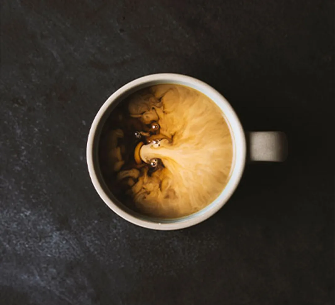 Taza de café cortado preparado con NESCAFÉ®