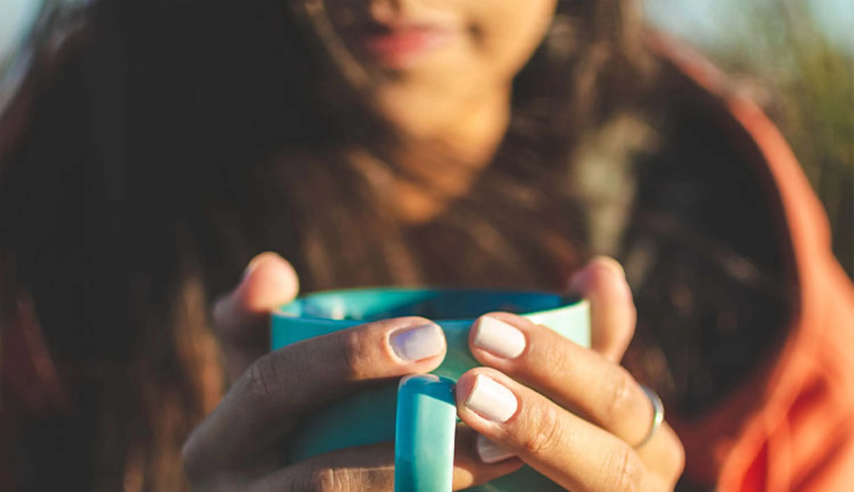 Mujer sosteniendo una taza de café 